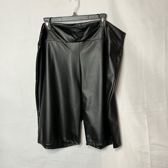 Pants - 𝅺pleather Black shorts